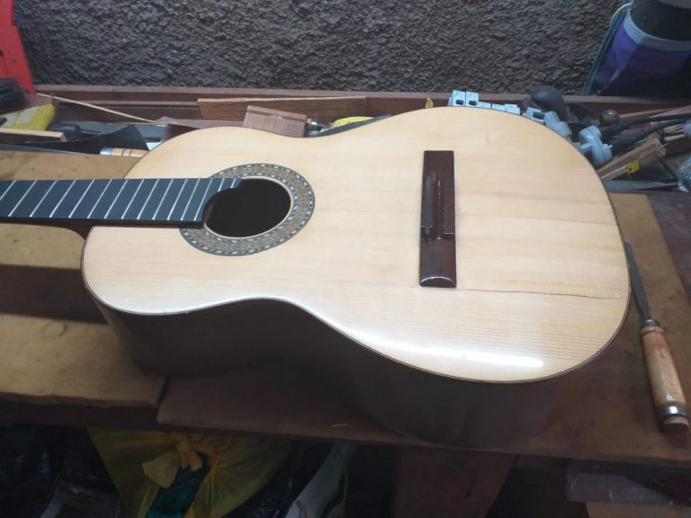 Leia mais sobre o artigo Restauração Violão Brandini – Troca de tampo